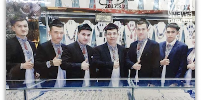 Karim (Mitte) in seinem alten Geschäft in Xinjiang.