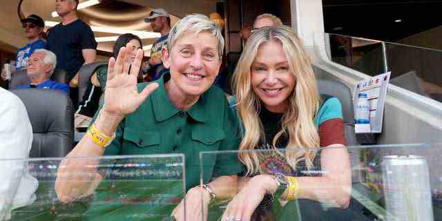 Ellen DeGeneres und Portia de Rossi nehmen am Super Bowl LVI teil.