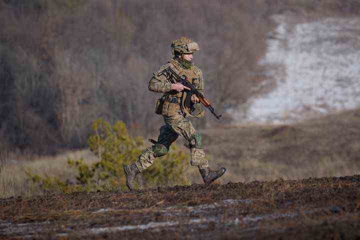 Ein ukrainischer Soldat läuft am 15. Februar 2022 während einer Übung der Joint Forces Operation in der Region Donezk in der Ostukraine. 