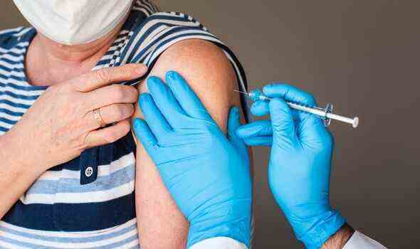 Ein Covid-Impfstoff wird verabreicht