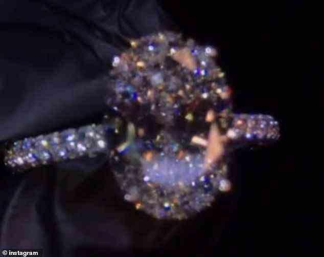 Biles teilte auch ein Video von ihrer riesigen Diamant-Wunderkerze, die auf schwarzer Seide glitzerte