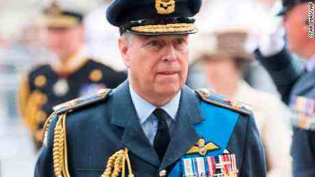Prinz Andrew wurden in einem Prozess wegen sexuellen Missbrauchs militärische Titel und Wohltätigkeitsorganisationen aberkannt