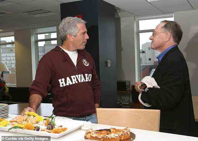 Epstein und Dershowitz sind zusammen abgebildet.  Der berühmte Anwalt vertrat Epstein im Jahr 2008