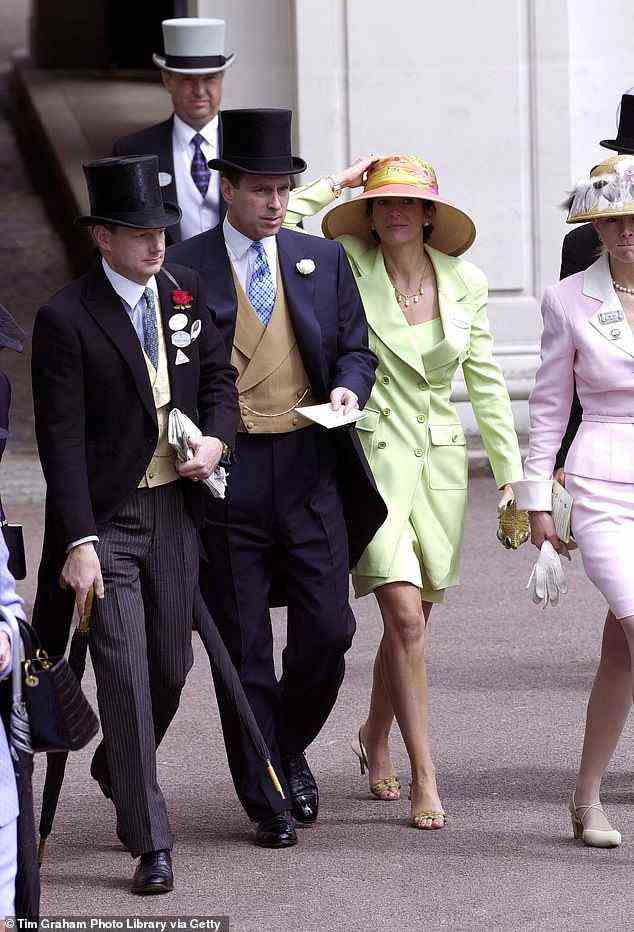 Prinz Andrew wurde 2000 zusammen mit Ghislaine Maxwell in Ascot fotografiert. Das Foto von 2001 soll in Maxwells Londoner Stadthaus aufgenommen worden sein