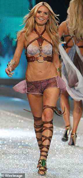 Heidi Klum läuft 2008 über den Laufsteg von Victoria's Secret in Miami