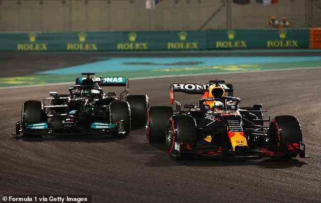 Lewis Hamilton (links) schien dazu bestimmt zu sein, seinen achten F1-Titel beim Großen Preis von Abu Dhabi zu gewinnen, bis Verstappen (rechts) ihn nach einer Reihe umstrittener Entscheidungen in der letzten Runde überholte