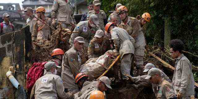 Rettungskräfte bergen am Mittwoch, 16. Februar 2022, die Leiche eines Schlammlawinenopfers in Petropolis, Brasilien.