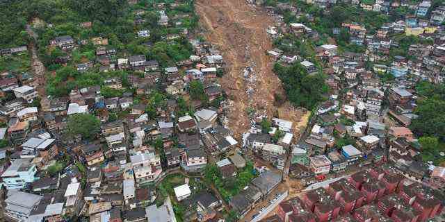 Eine Luftaufnahme zeigt ein von Erdrutschen betroffenes Viertel in Petropolis, Brasilien, Mittwoch, 16. Februar 2022. 