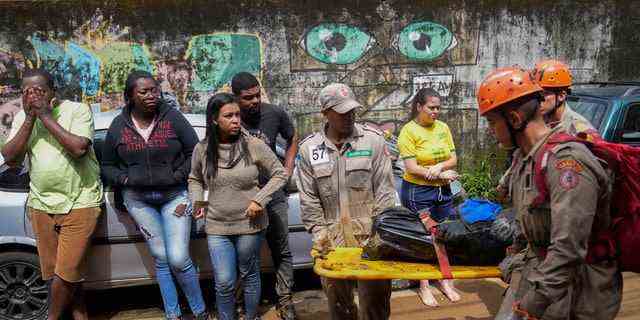 Rettungskräfte tragen die Leiche eines Opfers einer Schlammlawine in Petropolis, Brasilien, Mittwoch, 16. Februar 2022.