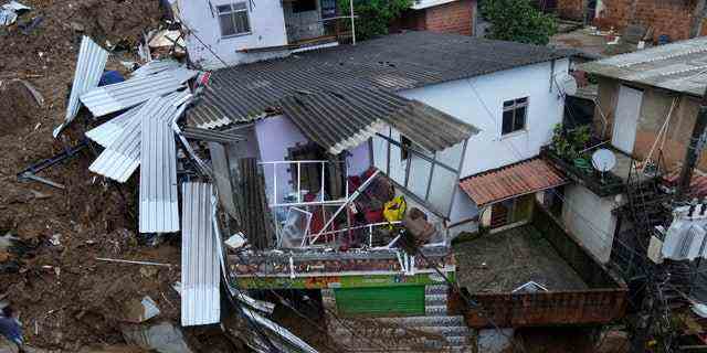Beschädigte Wohnhäuser sind nach einem Erdrutsch in Petropolis, Brasilien, am Mittwoch, 16. Februar 2022, zu sehen.