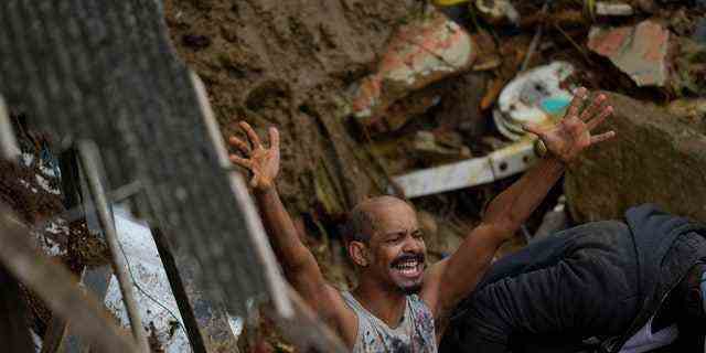 Ein Bewohner schreit während der Suche nach Überlebenden nach tödlichen Schlammlawinen in Petropolis, Brasilien, Mittwoch, 16. Februar 2022.
