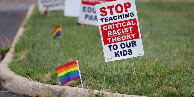 Schilder gegen die Critical Race Theory säumen den Eingang zum Hauptquartier der Loudoun County School Board in Ashburn, Virginia, USA, 22. Juni 2021. 