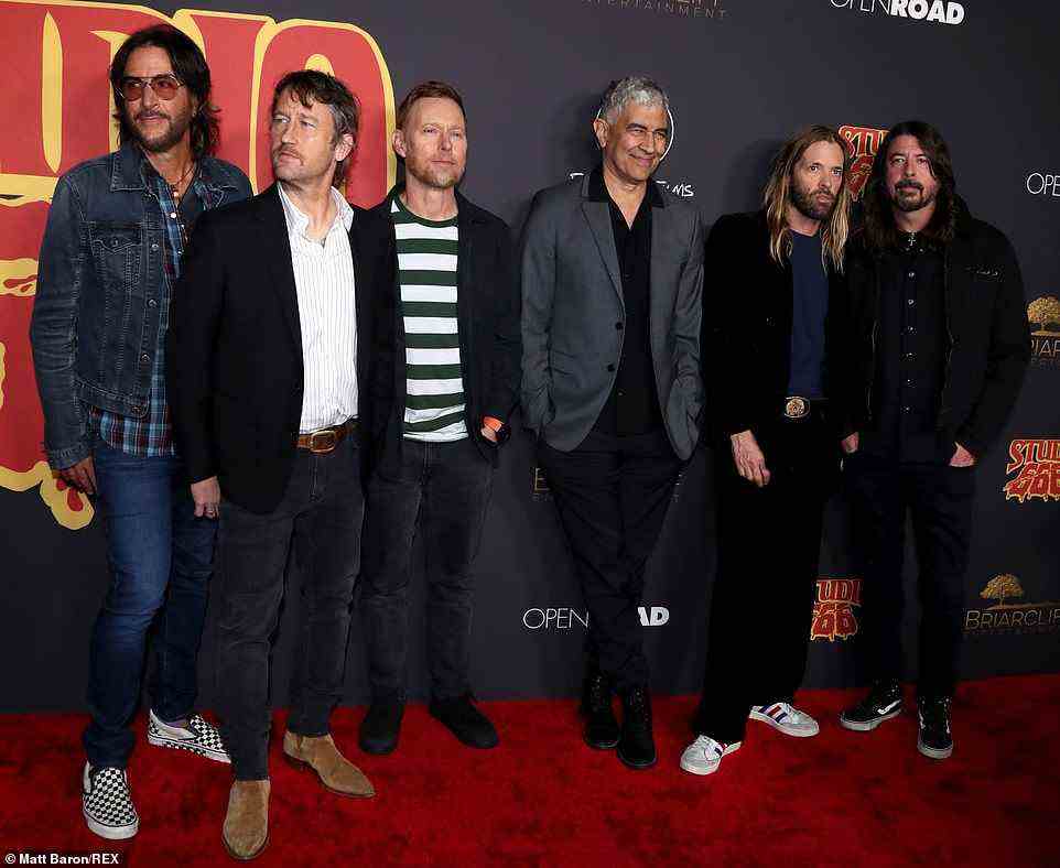 Die Foo Fighters sind im Gebäude: Rami Jaffee, Chris Shiflett, Nate Mendel, Pat Smear, Taylor Hawkins und Dave Grohl