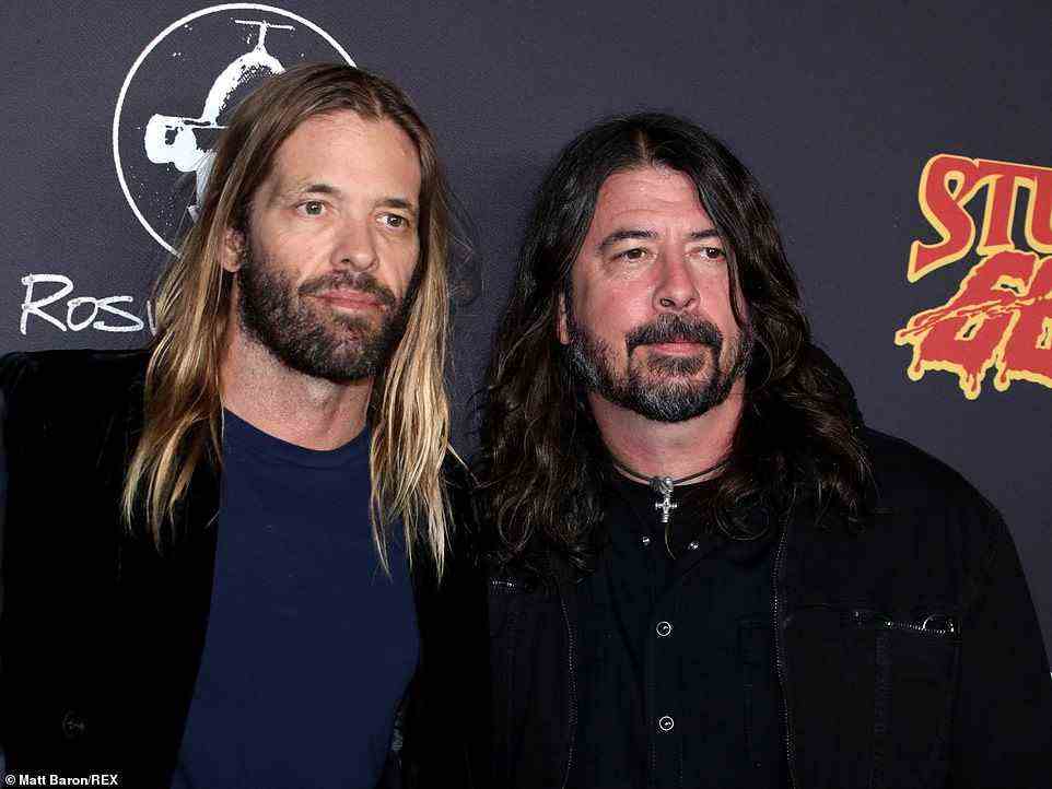 Schlagzeugerweisheit: Foo Fighters-Stickman Taylor Hawkins nahm ein paar Posen mit seinem Sänger ein, der zufällig auch der ehemalige Drummer von Nirvana ist