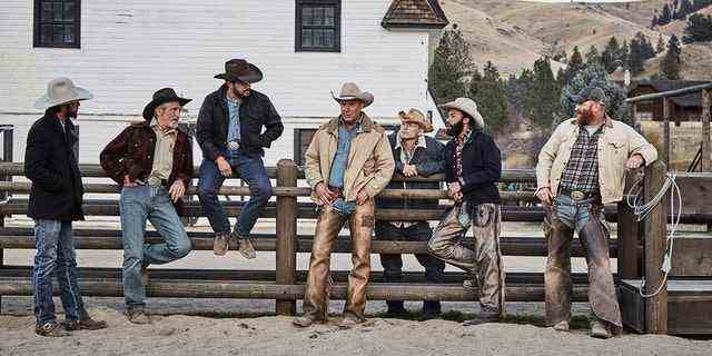 John Dutton (Mitte – Kevin Costner), Besitzer der Dutton Ranch, ist umgeben von seinem Ranch-Team (Bild l bis r) Walker (Ryan Bingham), Lloyd (Forrie Smith), Rip Wheeler (Cole Hauser), Jimmy (Jefferson White) , Colby (Denim Richards) und Fred (Luke Peckinpah)