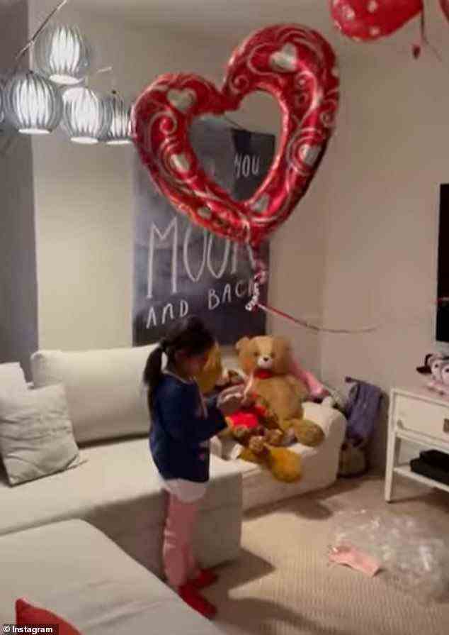Anfang dieser Woche hat Kotb ein Video von sich geteilt, in dem sie den Valentinstag mit Haley und Hope feiert, nachdem sie eine Überraschung von ihrer Schwester bekommen hat