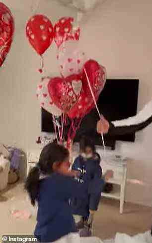 Kotb erklärt in der Bildunterschrift, dass ihre Schwester Hala Luftballons auf sie warten ließ, als sie ihr Zuhause betraten