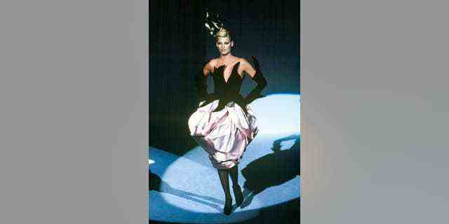 Linda Evangelista läuft während der Modenschau Thierry Mugler Ready to Wear Herbst/Winter 1995-1996 im Rahmen der Paris Fashion Week am 6. März 1995 in Paris, Frankreich, über den Laufsteg.