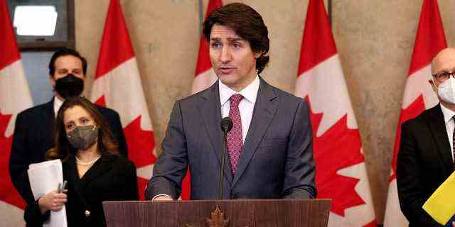 Kanadas Premierminister Justin Trudeau äußert sich während einer Pressekonferenz auf dem Parliament Hill in Ottawa, Kanada, am 14. Februar 2022 zu den anhaltenden Protesten gegen das Mandat der Trucker.