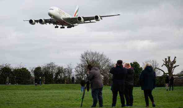 Ein Flugzeug kämpft gegen den Seitenwind, als es auf dem Flughafen Heathrow landet 