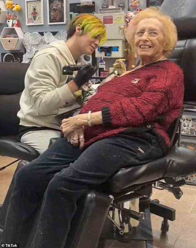 Christina brachte ihre Oma zu American Pride Tattoos in Rochester, Michigan, um sich zu Ehren ihres 90. Geburtstags einfärben zu lassen