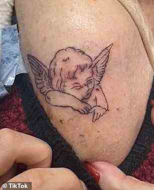 Die Frauen entschieden sich für einen schlafenden Engel, der mit schwarzer Tinte umrandet war.  Christina hat ihr Tattoo auf ihrem Knöchel, während ihre Großmutter es auf ihrer Schulter hat (im Bild)
