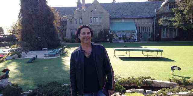 Jonathan Baker besucht die Playboy Mansion.