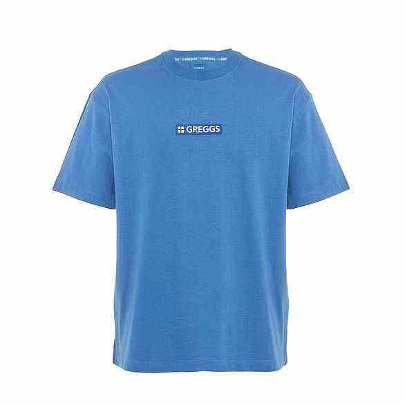 Dieses blaue T-Shirt mit Rundhalsausschnitt, das eine Lage Baumwolle mit 96 Lagen schmackhaftem Stoff kombiniert, hält es einfach köstlich, mit einem kleinen Greggs-Logo auf der Vorderseite und einem gestreckten vertikalen Logo-Design auf der Rückseite