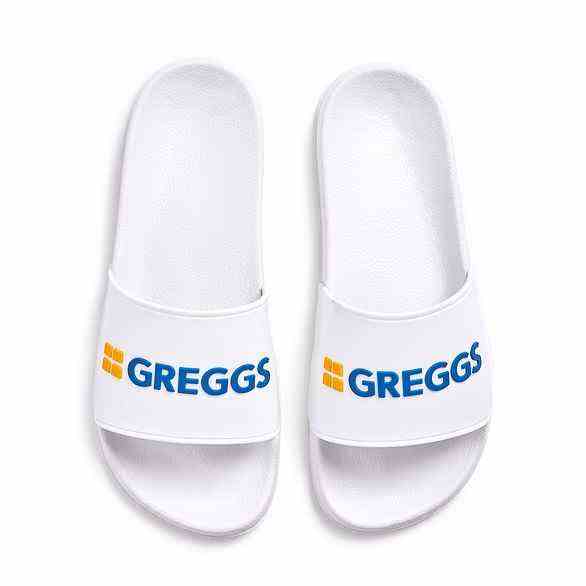 Schlüpfen Sie stilvoll in Ihre örtliche Greggs-Filiale mit dieser heißen Version des klassischen Sandalendesigns in frischem Weiß, Gelb und Blau