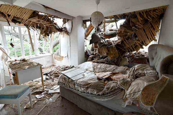 Trümmer sind in einem Schlafzimmer im Haus von Dominic Good zu sehen, einen Tag nachdem eine 400 Jahre alte Eiche im Garten von Storm Eunice entwurzelt wurde, in Stondon Massey, in der Nähe von Brentwood, Essex, England, Samstag, 19. Februar 2022. 