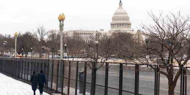 Das US-Kapitol ist am Donnerstag, den 18. Februar 2021, hinter dem Sicherheitszaun aus Metall um das US-Kapitol herum zu sehen. (AP Photo/Manuel Balce Ceneta)