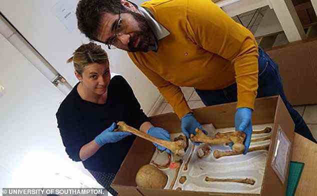 Genevieve Cain, Prof. Pedro Andrade und der Fischer.  Forscher der Southampton University in England wandten eine moderne forensische Technik an, um die Todesursache an den antiken Überresten zu bestimmen