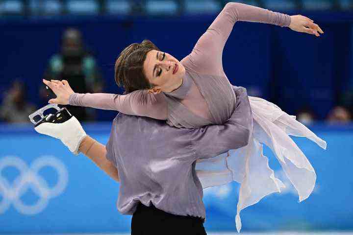Die amerikanische Skaterin Kaitlin Hawayek, die beim Eistanz-Paarwettbewerb in Peking gezeigt wurde, sagte, sie habe seit mehreren Jahren eine Essstörung.