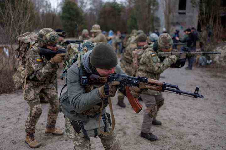 Reservisten nehmen am Samstag an einem taktischen Training und individuellen Kampffertigkeiten teil, das von der Territorialverteidigung der Hauptstadt in Kiew, Ukraine, durchgeführt wird.