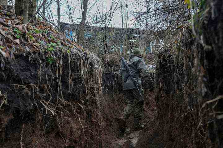 Ein ukrainischer Soldat geht am späten Samstag zu Fuß, um einen Graben an einer Position an der Trennlinie zwischen dem von der Ukraine gehaltenen Gebiet und dem von Rebellen gehaltenen Gebiet in der Nähe von Zolote, Ukraine, zu überprüfen.