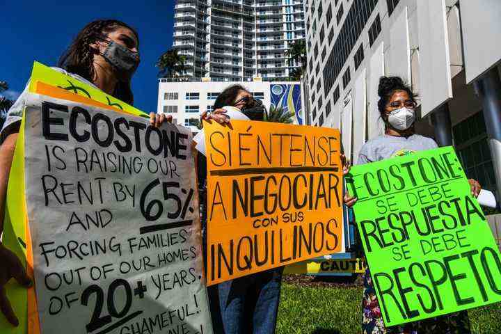 Mitglieder des Miami Workers Center protestieren am 19. Januar gegen Mieterhöhungen vor dem Bürogebäude eines Vermieters in Miami, Florida.