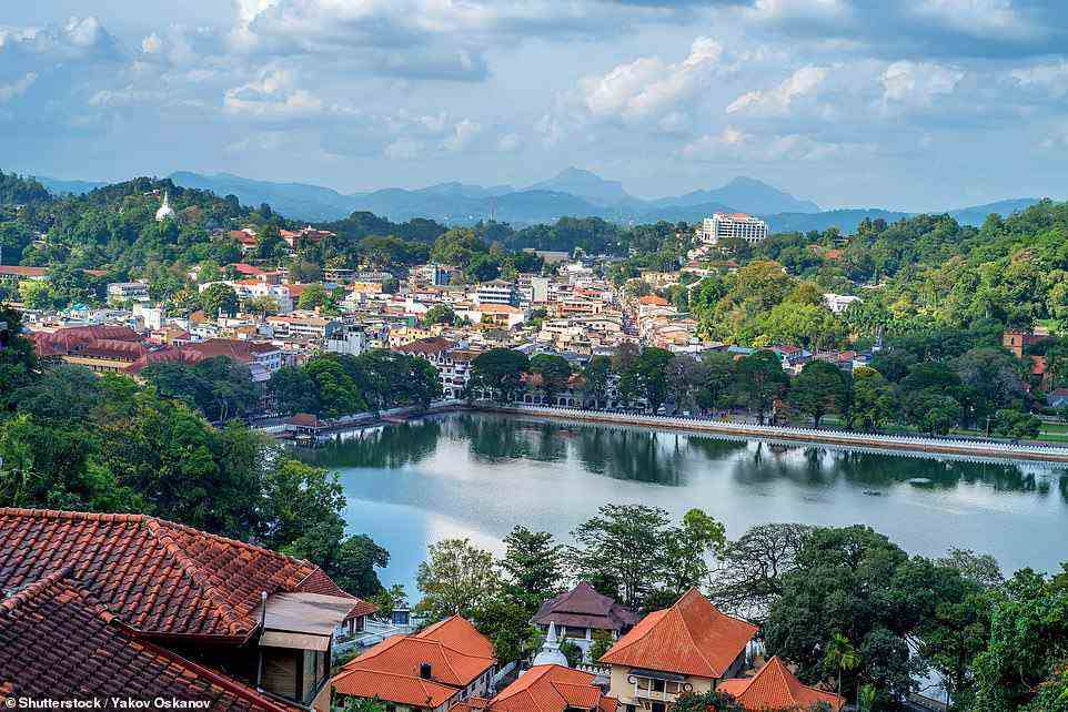 Max und seine Gruppe besuchen Kandy (Bild oben), eine Stadt, die an einem großen Fluss liegt und von sanften Hügeln mit Teeplantagen umgeben ist
