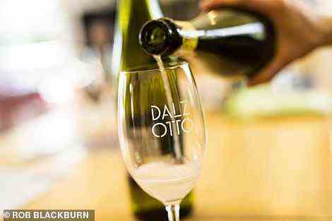 Ein Glas Dal Zotto, das nach seiner ersten Veröffentlichung im Jahr 2004 zum Pionier des australischen Sekts wurde