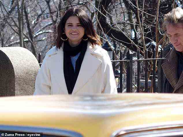 Beschäftigt: Selena war damit beschäftigt, die zweite Staffel ihrer erfolgreichen Hulu-Serie Only Murders In The Building mit den Co-Stars Steve Martin und Martin Short zu filmen