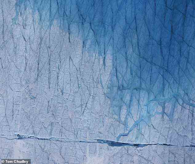 Aber viele dieser Seen fließen schnell auf den Grund und fallen durch Risse und große Brüche, die sich im Eis bilden (im Bild).
