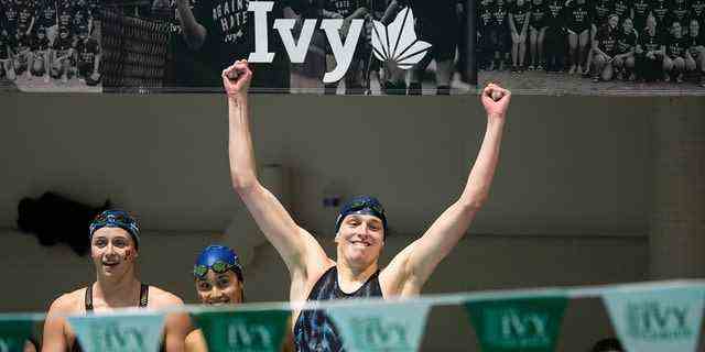 Die Schwimmerin Lia Thomas von der University of Pennsylvania reagiert, nachdem ihr Team die 400-Yard-Freistil-Staffel während der Ivy League Womens Swimming and Diving Championships 2022 im Blodgett Pool am 19. Februar 2022 in Cambridge, Massachusetts, gewonnen hat.