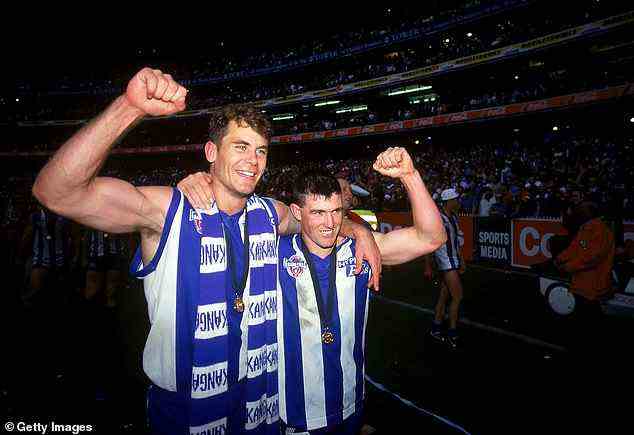 Ehemalige Freunde: Wayne beschrieb seine Affäre von 2002 mit Kelli Stevens, der Frau seines damaligen Teamkollegen Anthony Stevens.  (rechts).  Gemeinsam nach dem großen Finale der AFL in Melbourne im Jahr 1996 abgebildet