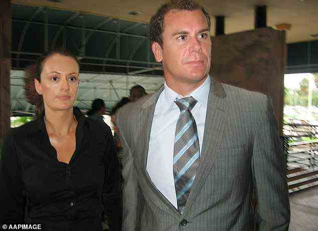 Er wurde während eines Urlaubs mit Kate von der Polizei von Miami festgenommen und angeklagt, nachdem sie behauptet hatte, Wayne habe ihr während des Abendessens ein Weinglas ins Gesicht geschlagen und sich Mund und Hals aufgeschnitten.  Abgebildet mit der ehemaligen Verlobten Kate Neilson vor Gericht in Miami im Oktober 2008
