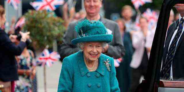 Königin Elizabeth II. wurde am Sonntag positiv auf COVID-19 getestet und hat leichte, erkältungsähnliche Symptome, sagte der Buckingham Palace und fügte hinzu, dass sie weiterhin plane, weiter zu arbeiten. 