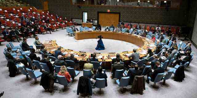 In diesem von den Vereinten Nationen bereitgestellten Bild trifft sich der UN-Sicherheitsrat am Montag, den 21. Februar 2022, im UN-Hauptquartier zu einer Dringlichkeitssitzung zur Ukraine.  (Evan Schneider/Vereinte Nationen via AP)