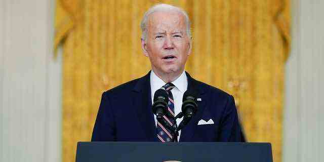 Präsident Biden spricht am Dienstag, den 22. Februar 2022, im East Room des Weißen Hauses in Washington über die Ukraine.  (AP Foto/Alex Brandon)
