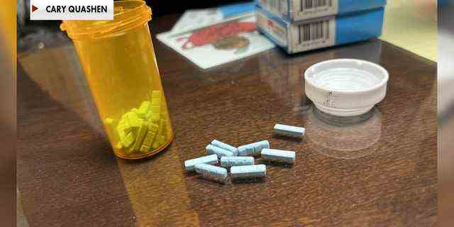 Beamte haben eine wachsende Besorgnis darüber, dass Kinder der Mittelschule, der High School und des Colleges ins Visier genommen werden, wenn Kriminelle Fentanyl-Pillen herstellen, die als Oxycodon, Adderall und Xanax getarnt sind. 