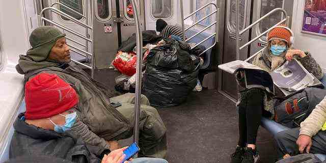 New York Citys neuester Plan zur Bekämpfung von Kriminalität und Obdachlosigkeit in U-Bahnen wurde am Montag, dem 21. Februar, in die Tat umgesetzt, nachdem die Polizei am Feiertagswochenende mehr als ein halbes Dutzend Angriffe in Zügen und Bahnhöfen registriert hatte. 