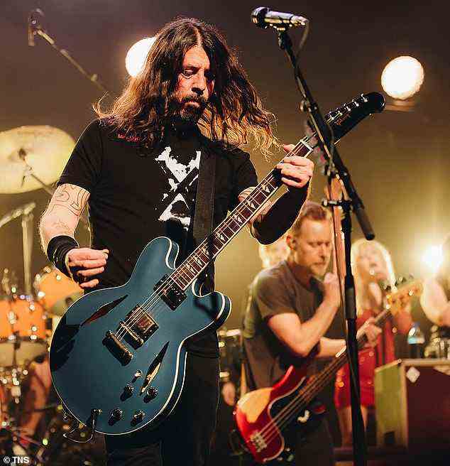 Live und laut: Die amerikanischen Rockgötter Foo Fighters werden am 4. März nur für eine Nacht im GMHBA-Stadion in Geelong, Victoria, spielen. Im Bild: Foo Fighters-Frontmann Dave Grohl (links) und Bassist Nate Mendel (rechts) treten in Hollywood, Kalifornien, auf , am 16. Februar