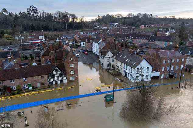 Hochwasser aus dem Fluss Severn durchbrach den Hochwasserschutz in Bewdley in Worcestershire (im Bild), nachdem drei Stürme – Dudley, Eunice und Franklin – letzte Woche Großbritannien getroffen hatten